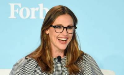 Jennifer Garner's quirky and relatable swimsuit selfie will make your day - hellomagazine.com