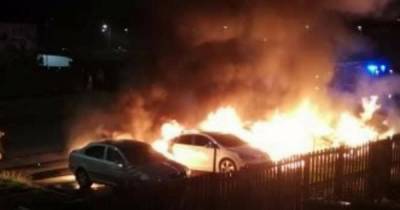 Cops called as Edinburgh Guy Fawkes thugs throw fireworks at locals and cars torched amid chaos in the capital - www.dailyrecord.co.uk