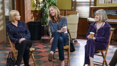 How 'Mom's Season 8 Premiere Addressed Anna Faris' Absence - www.etonline.com