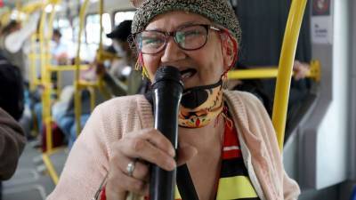 "Toothless Cindy" raps on Colombian buses to make ends meet - abcnews.go.com - Colombia - city Bogota, Colombia
