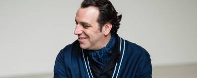 Chilly Gonzales to release minor key Christmas album - completemusicupdate.com