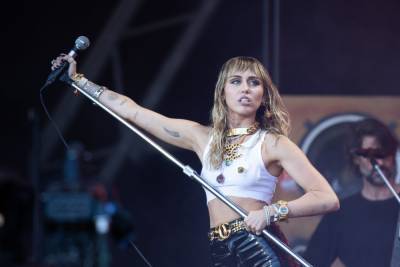 Miley Cyrus Teams Up With Stevie Nicks For Epic ‘Edge Of Midnight (Midnight Sky Remix)’ Mashup - etcanada.com
