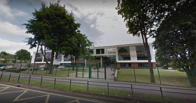 Mum hits out as pupils told to wear coats at school with windows 'wide open' - www.manchestereveningnews.co.uk - Manchester