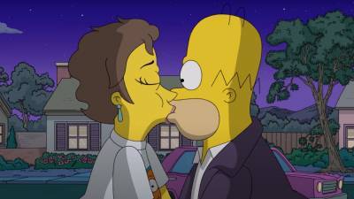 Olivia Colman Steals a Kiss From Homer in Exclusive ‘The Simpsons’ Clip - variety.com - Britain