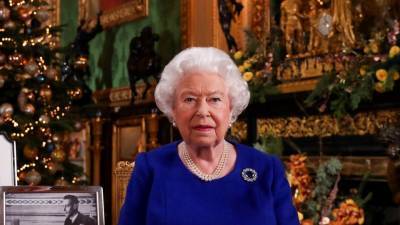 The Queen Spends Nearly $40K on Christmas Presents Each Year Her Gifts Are Interesting… - stylecaster.com