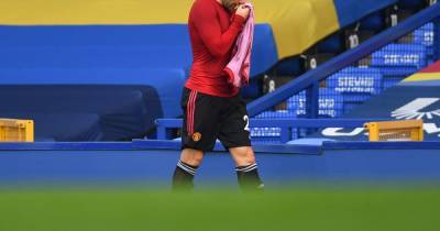 Manchester United defender Luke Shaw suffers injury during Everton Premier League clash - www.manchestereveningnews.co.uk - Manchester - Portugal