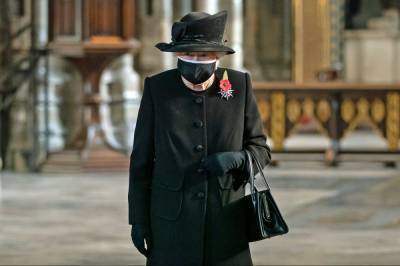 Queen Elizabeth Marks Remembrance Sunday With Small, Private Ceremony - etcanada.com - Britain - city Elizabeth