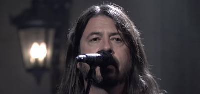 Foo Fighters Debut New Song 'Shame Shame' on 'Saturday Night Live' & Announce New Album - Watch! - www.justjared.com
