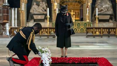 Queen Elizabeth II wears mask at tribute to Unknown Warrior - abcnews.go.com - London