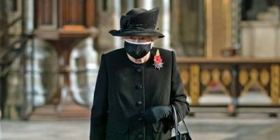 The Queen Wears a Face Mask in Public for the First Time to Visit the Grave of the Unknown Warrior - www.harpersbazaar.com - London - county Charles