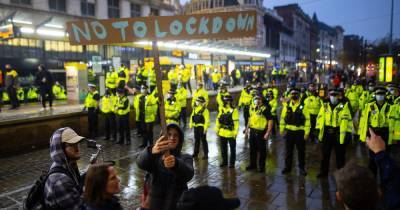 Four arrested as hundreds turn up to 'utterly ridiculous' Manchester lockdown protest - police vow organiser will get a £10,000 fine - www.manchestereveningnews.co.uk - Manchester