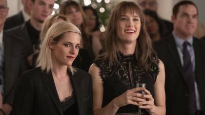 Kristen Stewart and Mackenzie Davis Make the Yuletide Gay in 'Happiest Season' Trailer - www.etonline.com - county Davis