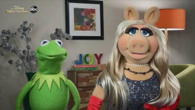 Watch Miss Piggy and Kermit Do Vocal Warm-Ups for 'Disney Holiday Singalong' - www.etonline.com