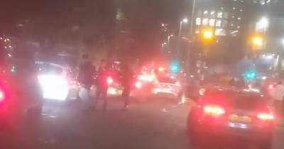 'Carnage' as drivers cause traffic jam on Oxford Road PAVEMENT 'while waiting for Archie's takeaway food' - www.manchestereveningnews.co.uk
