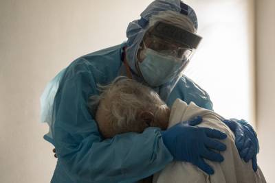 ICU doctor embraces coronavirus patient in viral photo - www.foxnews.com - Houston
