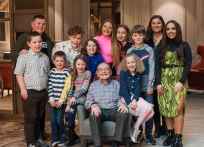 Listeners in tears as Larry Gogan’s 12 grandkids carry out his 2FM Christmas tradition - evoke.ie