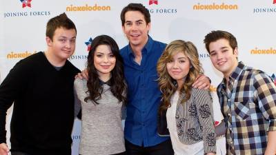 'iCarly' Revival in the Works With Miranda Cosgrove and More Original Stars - www.etonline.com