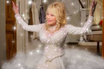 Dolly Parton Pulled 9-Year-Old ‘Christmas In The Square’ Co-Star From Path Of Oncoming Vehicle - etcanada.com