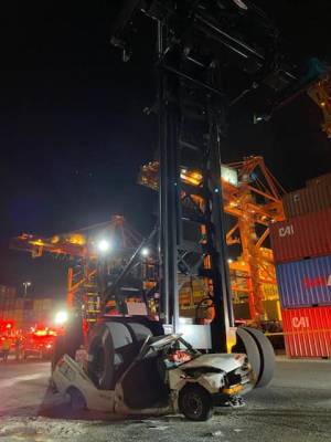 California port’s cargo machine smashes pickup truck; driver hospitalized: report - www.foxnews.com - Los Angeles - California