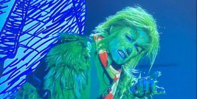 Twitter Is Losing Its Mind Over Matthew Morrison's Horrifying Live Grinch Musical - www.cosmopolitan.com