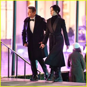 Jeremy Renner & Hailee Steinfeld Arrive at Rockefeller Center to Film 'Hawkeye'! - www.justjared.com - New York