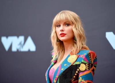 Fans think Taylor Swift is married as she announces surprise album - evoke.ie