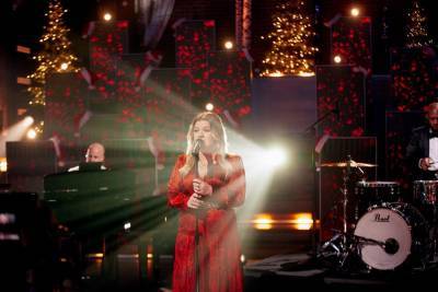 Kelly Clarkson Celebrates The Season With Performance Of ‘Have Yourself A Merry Little Christmas’ - etcanada.com