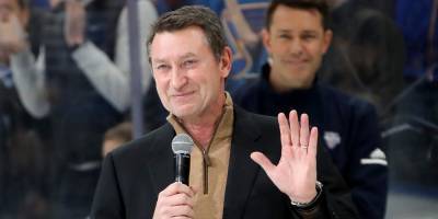 Paulina Gretzky's Father Wayne Gretzky's Rookie Card Was Just Auctioned Off For A Lot Of Money! - www.justjared.com - county Wayne