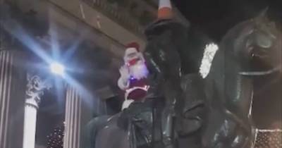 Santa stuns Glasgow shoppers by scaling famous Duke of Wellington statue - www.dailyrecord.co.uk - Santa
