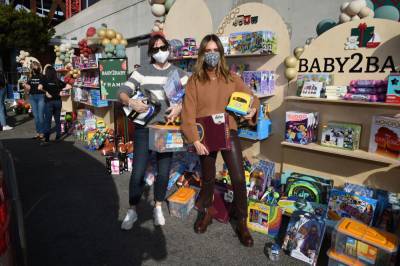 Jennifer Garner And Gwyneth Paltrow Join Jessica Alba To Hand Out Gifts & Essentials At Baby2Baby Event In L.A. - etcanada.com - Los Angeles