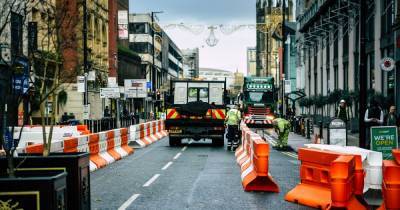 New barriers on Deansgate after council's pedestrianisation row with bus company - www.manchestereveningnews.co.uk - Manchester