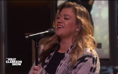 Kelly Clarkson Gets Fans In The Holiday Spirit With Incredible Performance Of Her Festive Hit ‘Underneath The Tree’ - etcanada.com