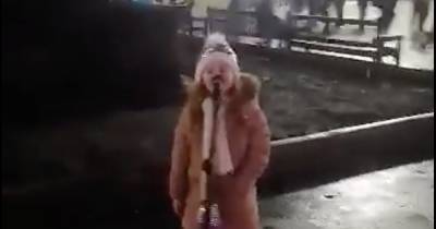 Little girl in Glasgow's George Square takes over busker's mic and is now viral internet hit - www.dailyrecord.co.uk - Scotland - George