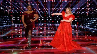 'The Voice' Finale: Kelly Clarkson and DeSz Team Up on Show-Stopping 'I'm Every Woman' Duet - www.etonline.com - Texas