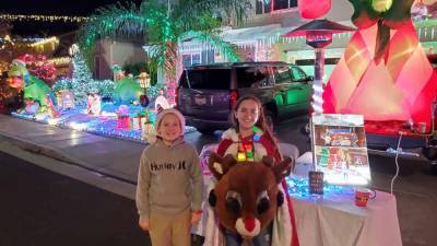 California twins pass out candy canes at neighborhood light display, collect donations for Toys for Tots - www.foxnews.com - California - city Santa Clarita