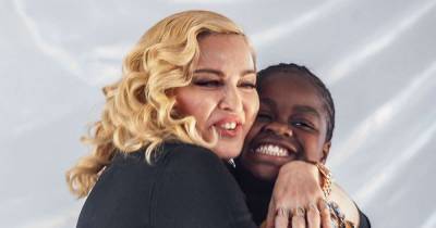 Madonna and her kids decorate 'unique' Christmas tree at home - www.msn.com