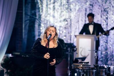 Kelly Clarkson Gets Into The Holiday Spirit With A Christmas Cover - etcanada.com