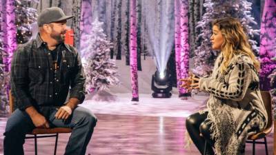 Garth Brooks Talks Holiday Special and His Song That Helped Kelly Clarkson Post-Split (Exclusive) - www.etonline.com