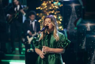 Kelly Clarkson Belts Out Dolly Parton’s ‘Hard Candy Christmas’ In Festive ‘Kellyoke’ Performance - etcanada.com