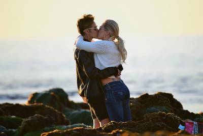 Braunwyn Windham-Burke kisses her new girlfriend at the beach - nypost.com