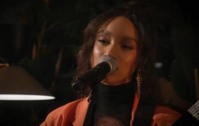 Watch Lianne La Havas perform ‘Courage’ for Christmas-themed show - www.nme.com
