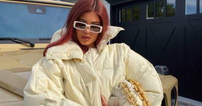 Kylie Jenner shows off £2,645 designer bag and fans go crazy for it – get the look here for just £8 - www.ok.co.uk