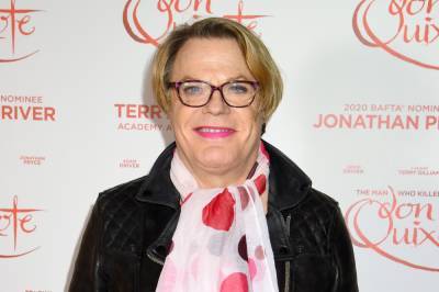 Eddie Izzard Applauded For Use Of She/Her Pronouns On TV Appearance - etcanada.com - Britain