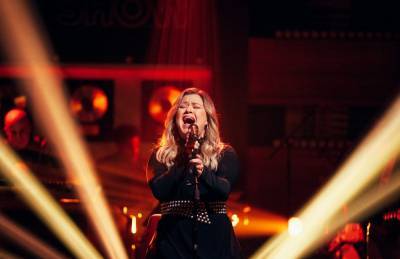 Kelly Clarkson Performs Powerful ‘Kellyoke’ Cover Of Coldplay’s ‘Princess Of China’ - etcanada.com - China