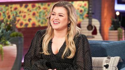 Kelly Clarkson Gives Advice On Awkward Holiday Situations Amid Her Divorce - www.etonline.com