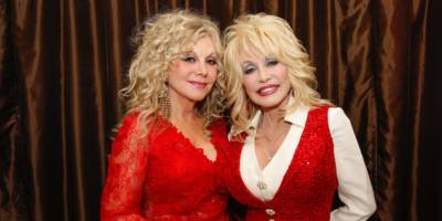 Stella Parton Is Her Sister Dolly Parton’s Unfiltered Twitter Counterpart - www.wmagazine.com - USA
