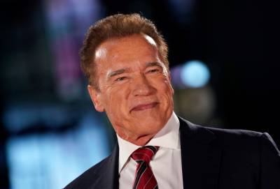 Arnold Schwarzenegger Makes Surprise Appearance During ‘Kindergarten Cop’ Reunion - etcanada.com