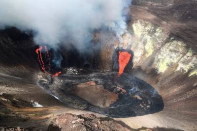 Volcano erupts on Hawaii's Big Island, draws crowds to park - www.foxnews.com - Hawaii - city Honolulu