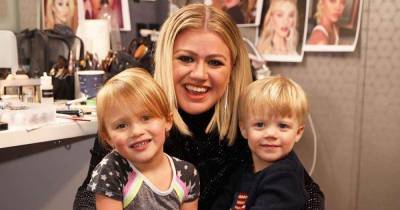 Kelly Clarkson shares sweet way her children are helping her through heartbreak - www.msn.com - Los Angeles - California