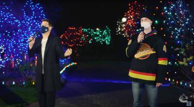 Michael Bublé And Canucks Star Elias Pettersson Sing Christmas Carols Outside Vancouver Children’s Hospice - etcanada.com - city Santa Claus